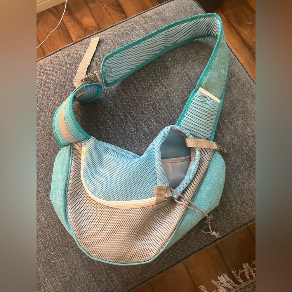 Sling style pet carrier 11.02 x 8.27 x 2.99 in
Teal blue